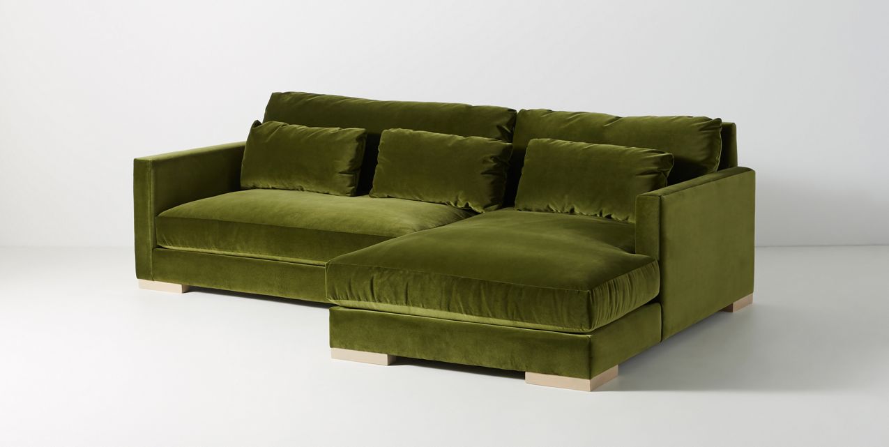 Sillón esquinero en tono verde, con respaldo y apoyabrazos rectos. Toque retro con estilo actual.