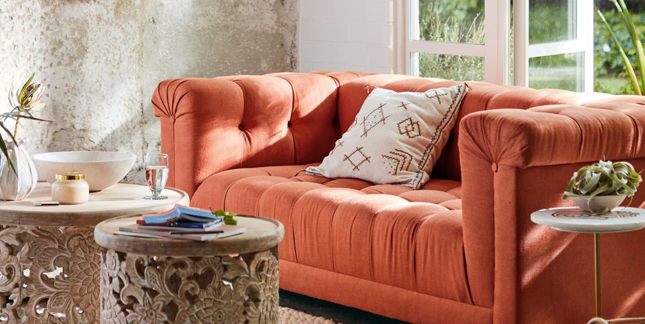 Sofá Velvet de dos cuerpos tapizado en terciopelo, diseño lujoso y elegante para ambientes sofisticados - Tienda de Banquitos