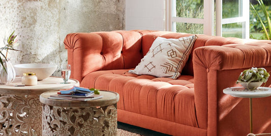 Sofá Velvet de dos cuerpos tapizado en terciopelo, diseño lujoso y elegante para ambientes sofisticados - Tienda de Banquitos
