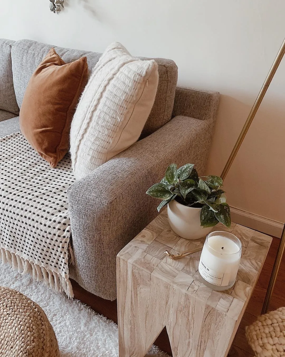 Sillón viena de tres cuerpos. Diseño de líneas simples y moderno en lino con proceso antimanchas color gris 