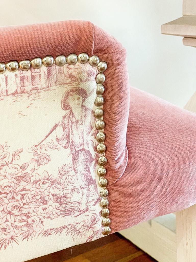 Silla con capitoné en el respaldo en pana antimancha importada color rosa dior, con étoile francés en el respaldo
