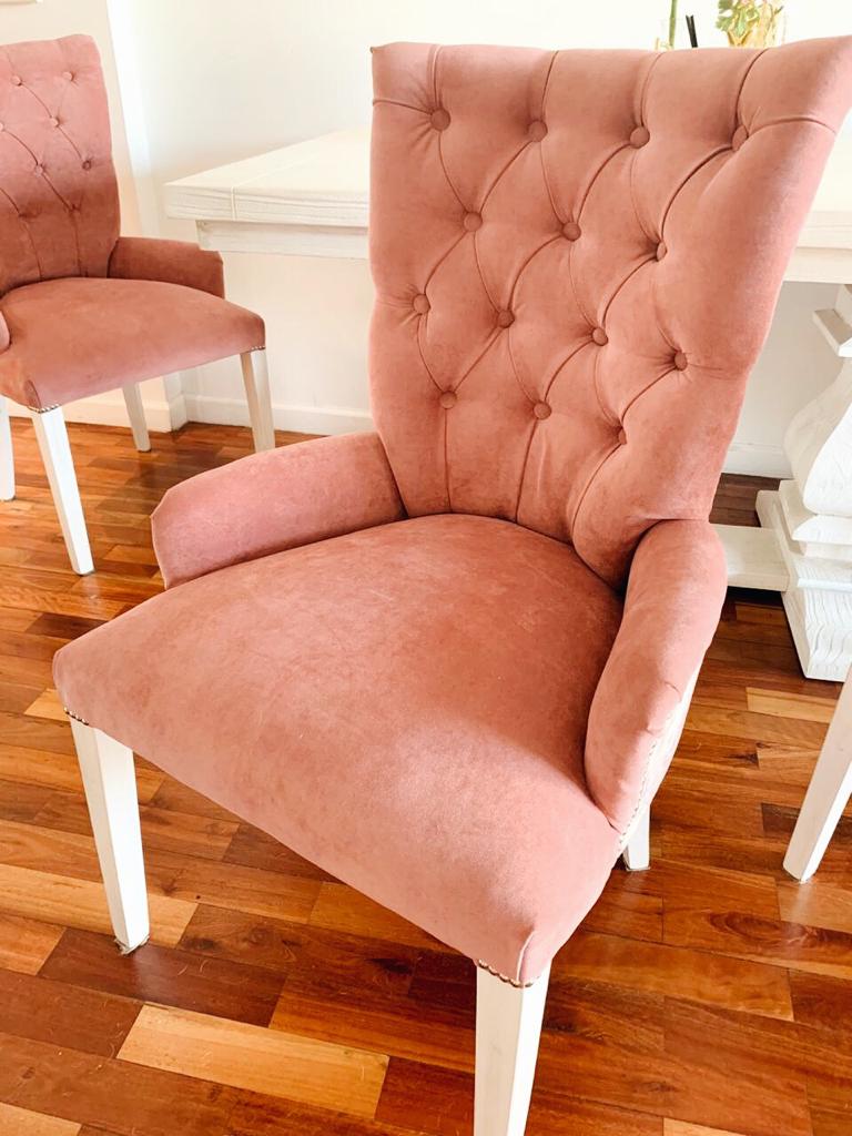 Silla con capitoné en el respaldo en pana antimancha importada color rosa dior, con étoile francés en el respaldo