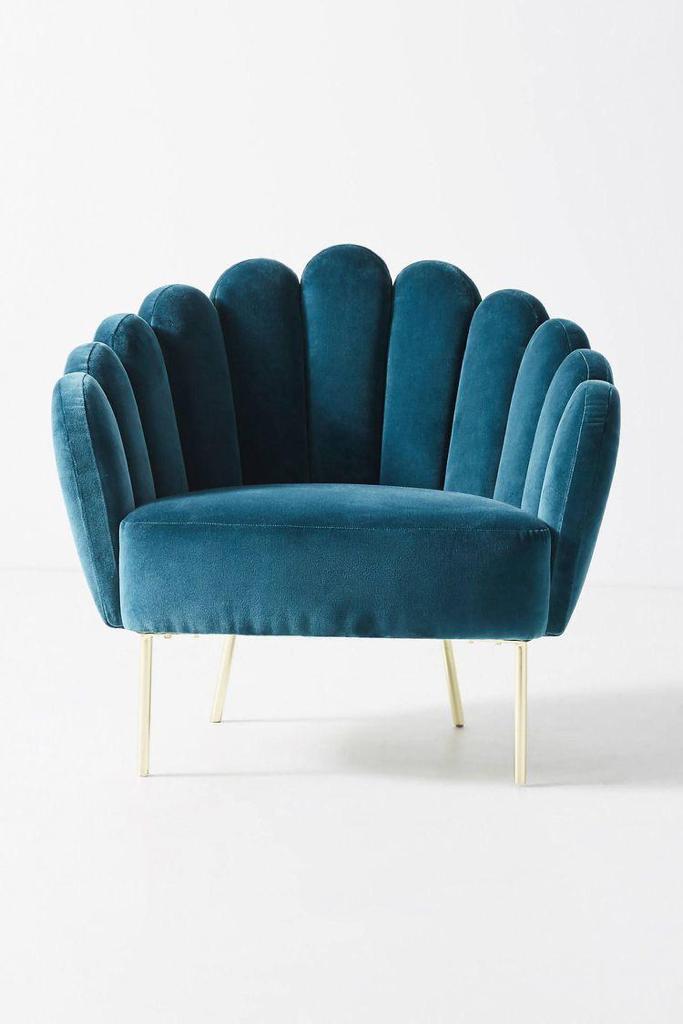 Sillón de un cuerpo Angie color Océano en pana antimanchas importada, con respaldo de líneas curvas tipo abanico y patas de metal doradas — el sillón individual ideal para destacar con sus patas doradas. Hecho a medida por Tienda de Banquitos.