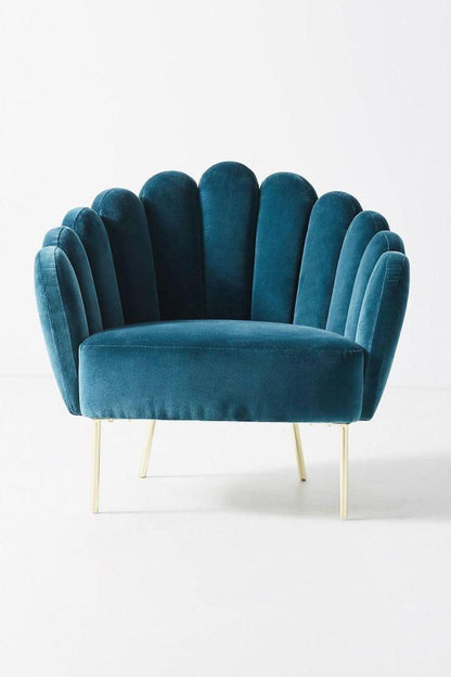 Sillón de un cuerpo Angie color Océano en pana antimanchas importada, con respaldo de líneas curvas tipo abanico y patas de metal doradas — el sillón individual ideal para destacar con sus patas doradas. Hecho a medida por Tienda de Banquitos.