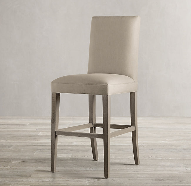 Banqueta Alta Amapola en color crema con patas de madera gris y travesaños