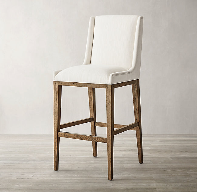 Banqueta Alta Dolfina en color crema con patas de madera natural