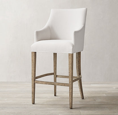 Banqueta Alta Guillermina tapizada en blanco con apoyabrazos curvos