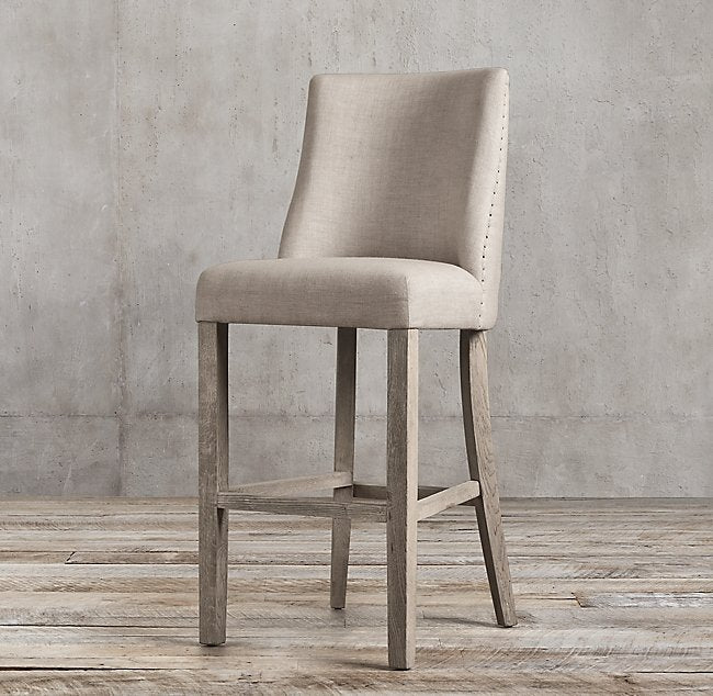 Banqueta Alta Ortensia en color nude con patas de madera gris