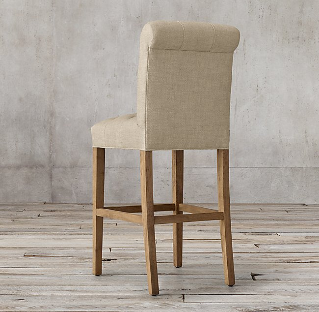 Banqueta Alta Venet beige vista de espaldas, con travesaños apoyapiés