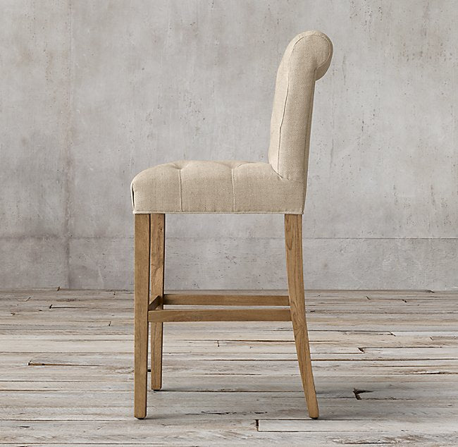 Banqueta Alta Venet beige de perfil, con el remate enrollado del respaldo
