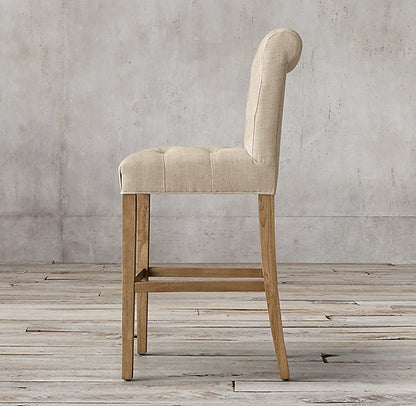 Banqueta Alta Venet beige de perfil, con el remate enrollado del respaldo
