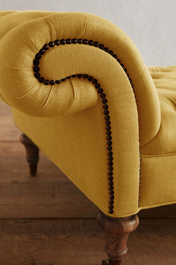 Detalle del brazo enrollado con tachas de la Banqueta Chesterfield amarilla