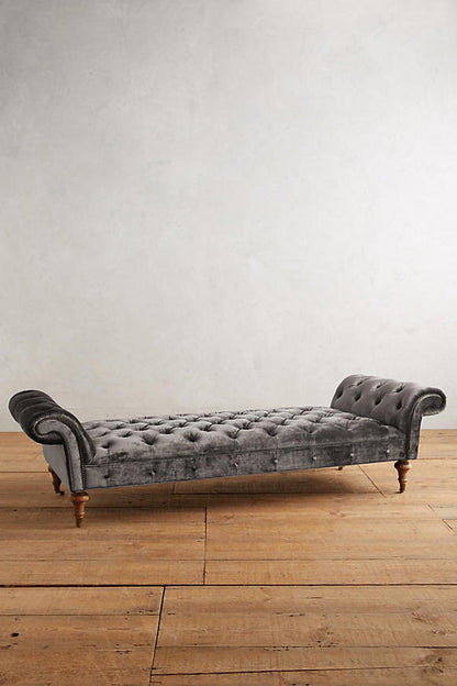 Banqueta Pie de Cama Chesterfield gris vista completa, con capitoné en el asiento y brazos enrollados