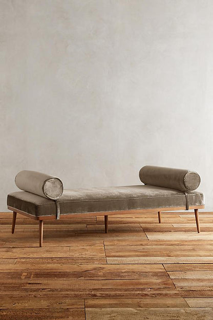 Banqueta Pie de Cama Escandinava beige con patas de madera, sobre piso de madera