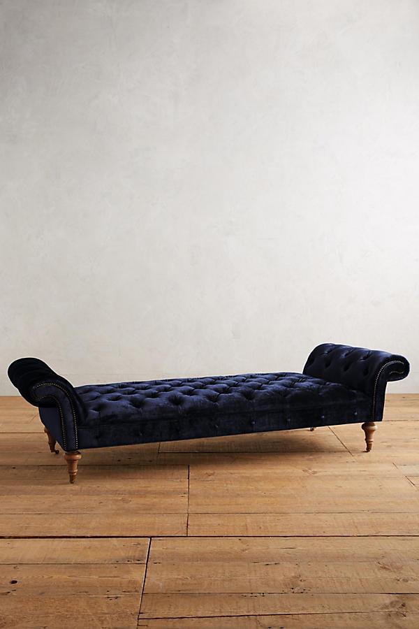 Banqueta Pie de Cama Chesterfield azul con capitoné y patas torneadas de madera