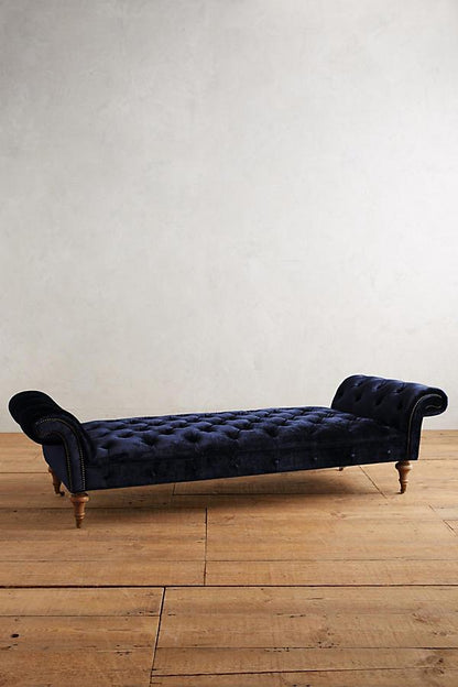 Banqueta Pie de Cama Chesterfield azul con capitoné y patas torneadas de madera