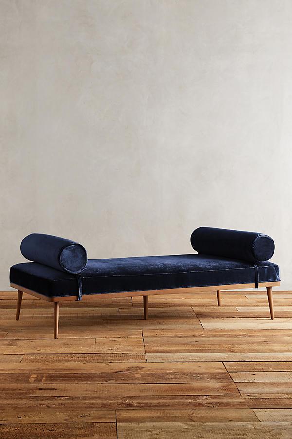 Banqueta Pie de Cama Escandinava azul con almohadones redondos y patas de madera