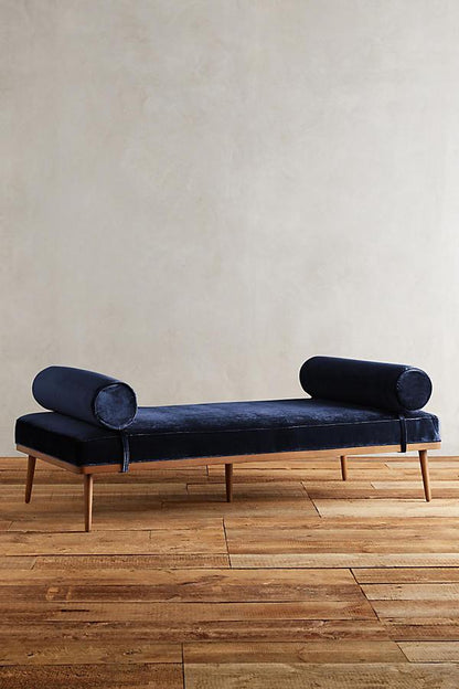 Banqueta Pie de Cama Escandinava azul con almohadones redondos y patas de madera
