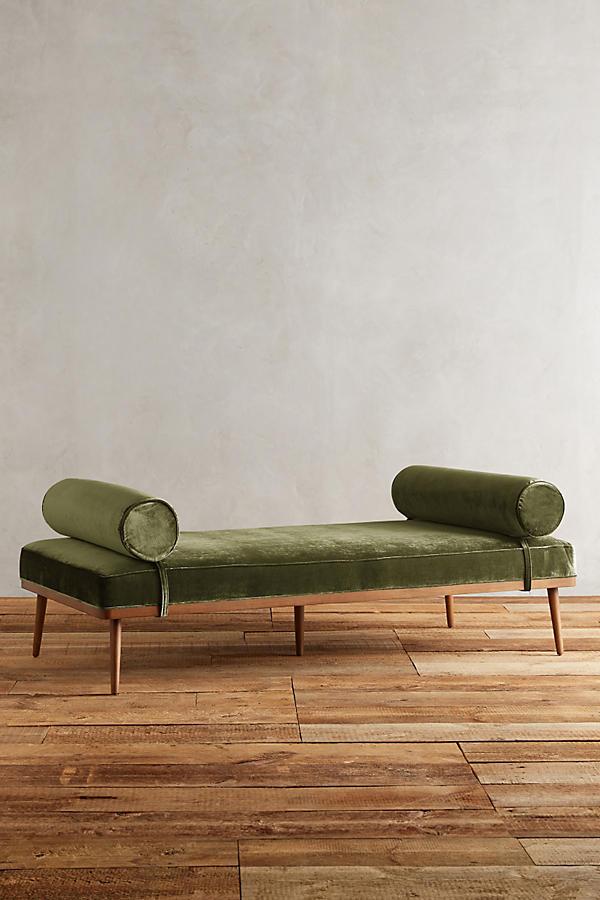 Banqueta Pie de Cama Escandinava verde con dos almohadones laterales, sobre piso de madera