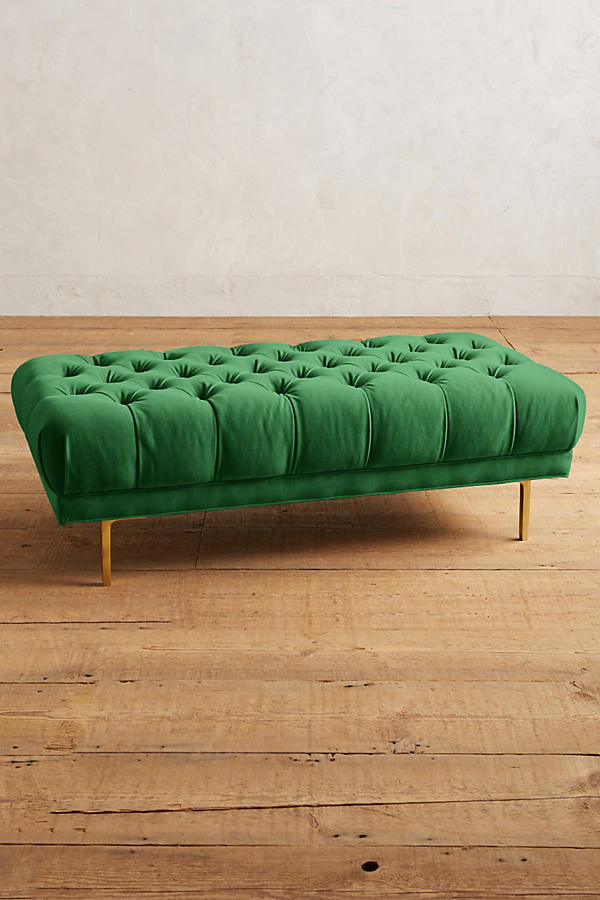 Banqueta Pie de Cama Reina Sofía verde esmeralda con capitoné en todo el asiento, sobre piso de madera