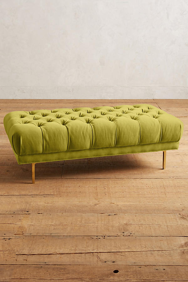 Banqueta Pie de Cama Reina Sofía verde lima con capitoné y patas doradas, sobre piso de madera