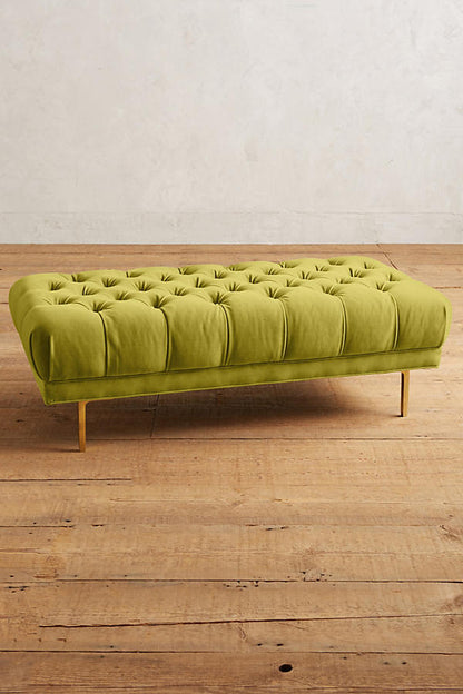Banqueta Pie de Cama Reina Sofía verde lima con capitoné y patas doradas, sobre piso de madera