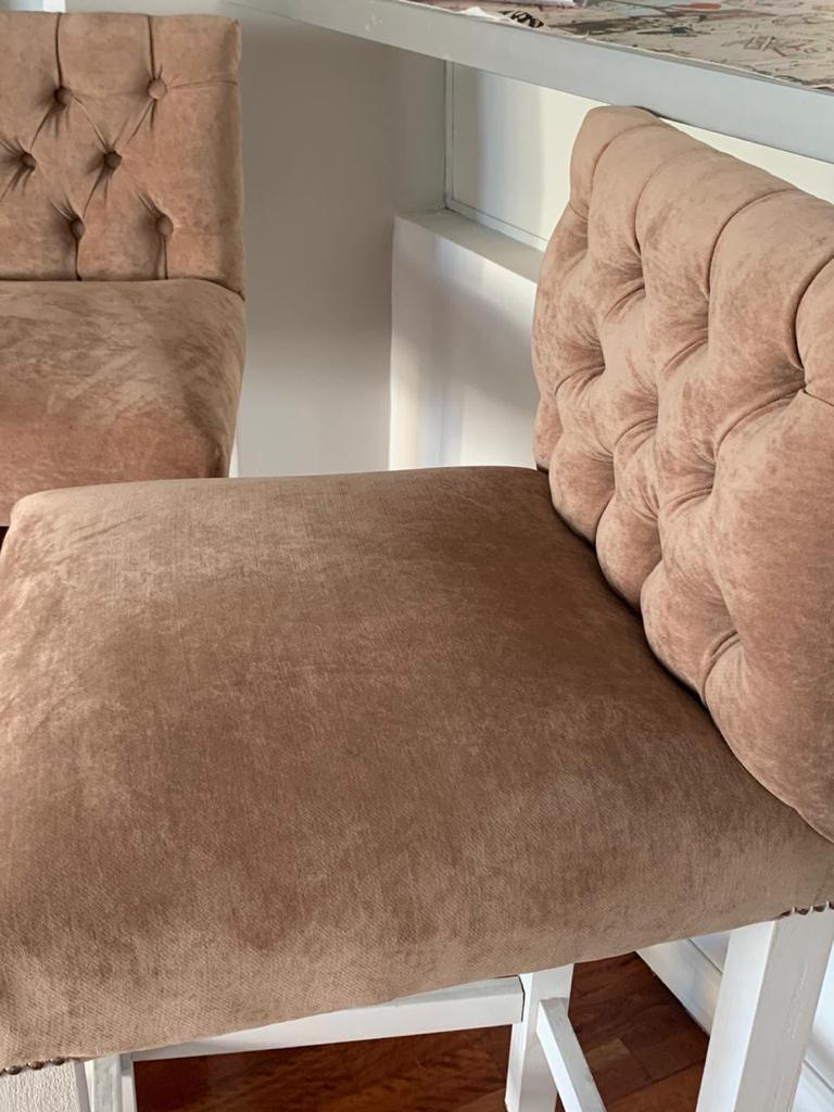 Detalle de la Banqueta Alta Venet color visón, con asiento liso y respaldo capitoné