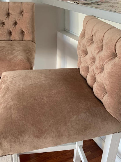 Detalle de la Banqueta Alta Venet color visón, con asiento liso y respaldo capitoné