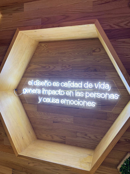 Cartel de neón en el estudio de Diseños del Sur: «el diseño es calidad de vida, genera impacto en las personas y causa emociones»