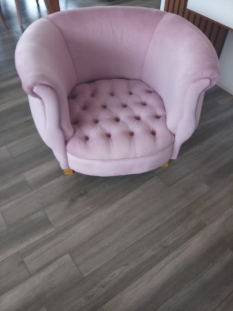 Casa en Carlos Tejedor – Detalle de muebles y tapizados realizados a medida