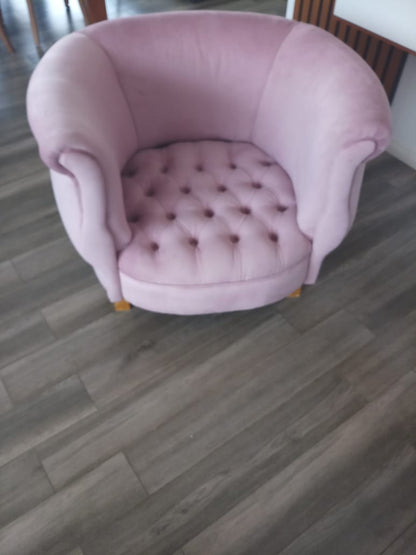 Casa en Carlos Tejedor – Detalle de muebles y tapizados realizados a medida