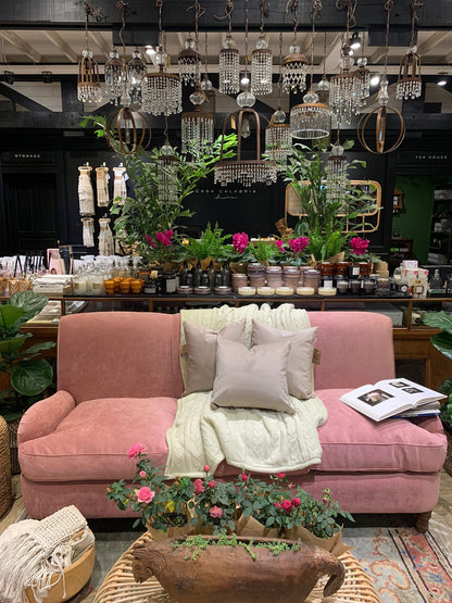 Casa calabria y tienda de banquitos