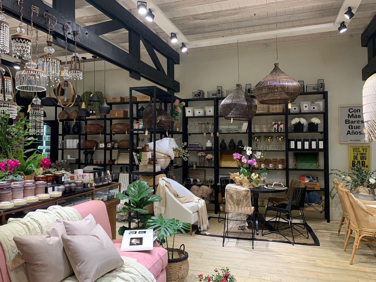 Casa calabria y tienda de banquitos