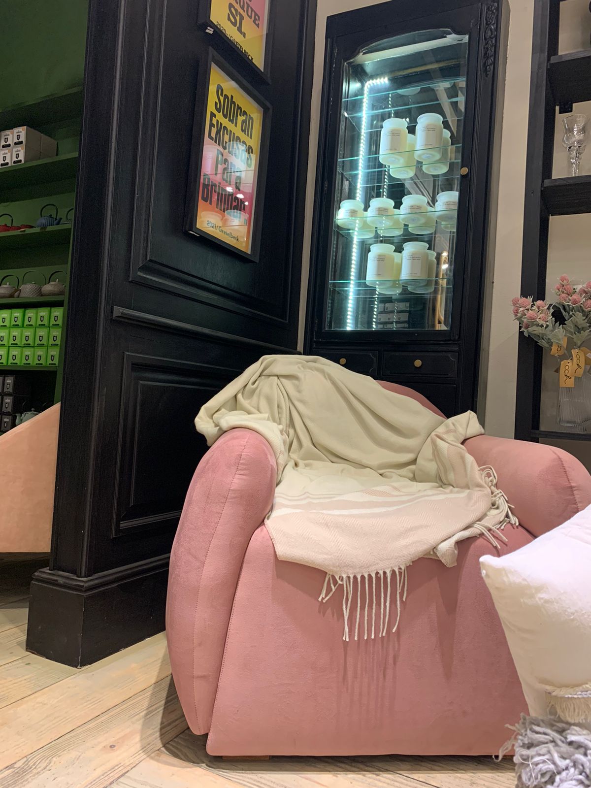 Casa calabria y tienda de banquitos