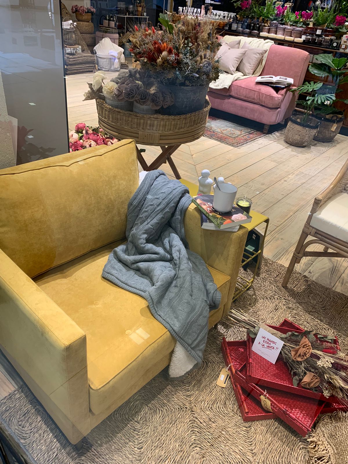 Casa calabria y tienda de banquitos