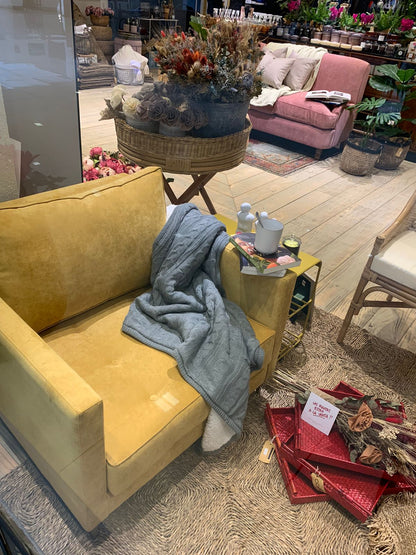 Casa calabria y tienda de banquitos