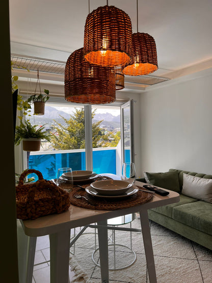 Comedor y living de un departamento Bosque Encantado en Ushuaia, con el Sofá Magnolia verde oliva a medida