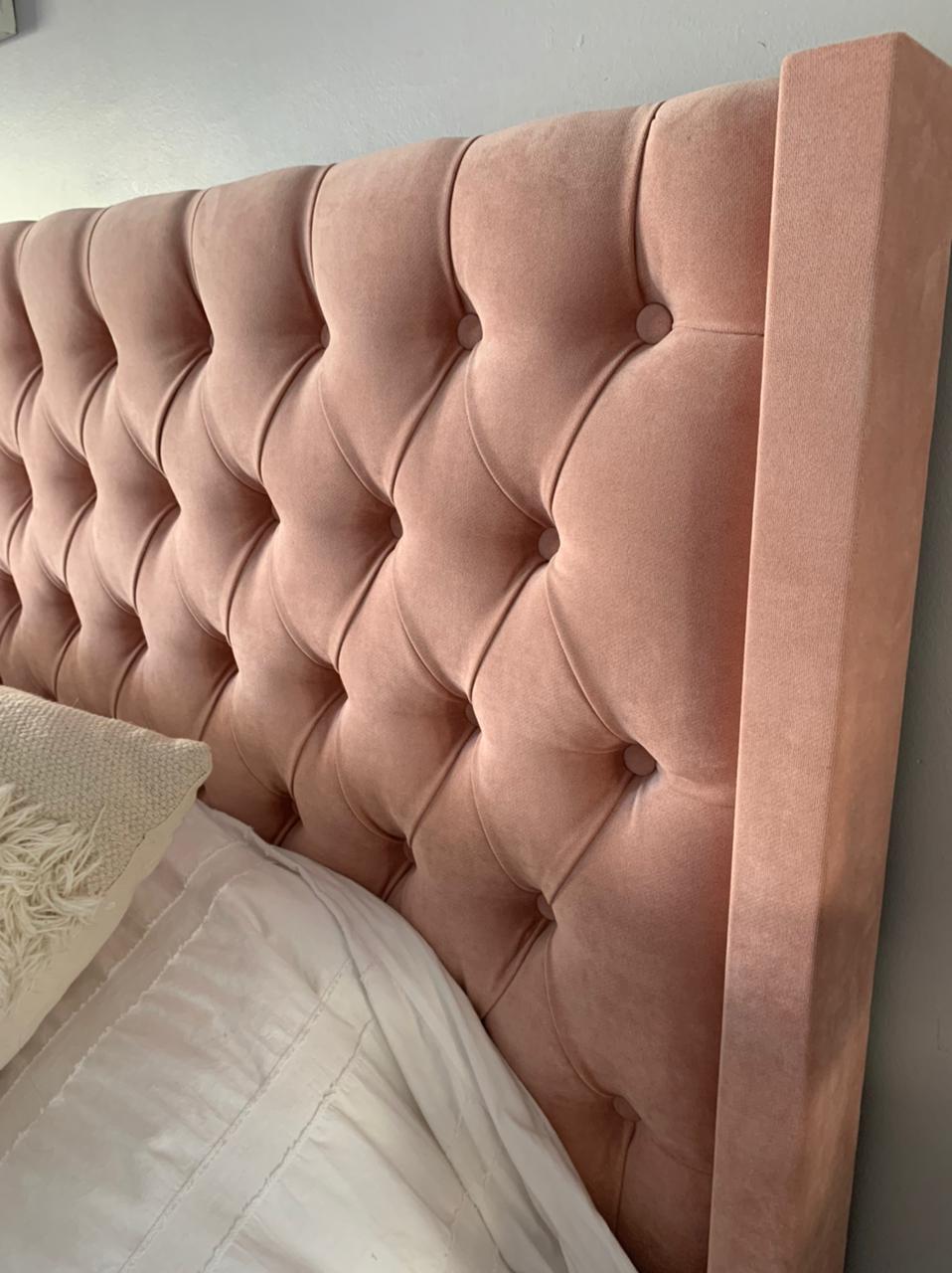Respaldo alto tapizado en terciopelo rosa suave con diseño capitoné de botones, que aporta un toque elegante y acogedor al dormitorio