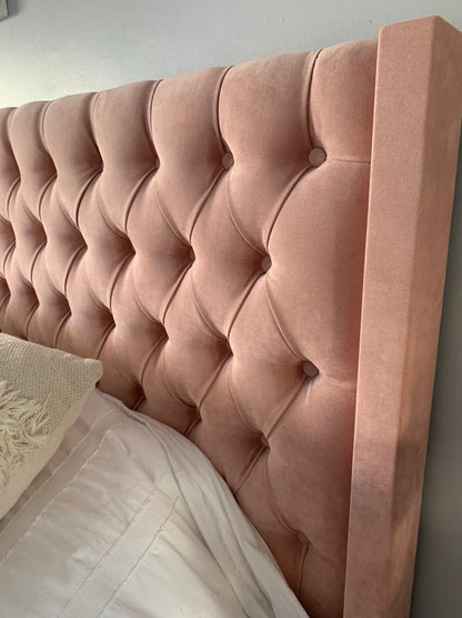 Respaldo alto tapizado en terciopelo rosa suave con diseño capitoné de botones, que aporta un toque elegante y acogedor al dormitorio