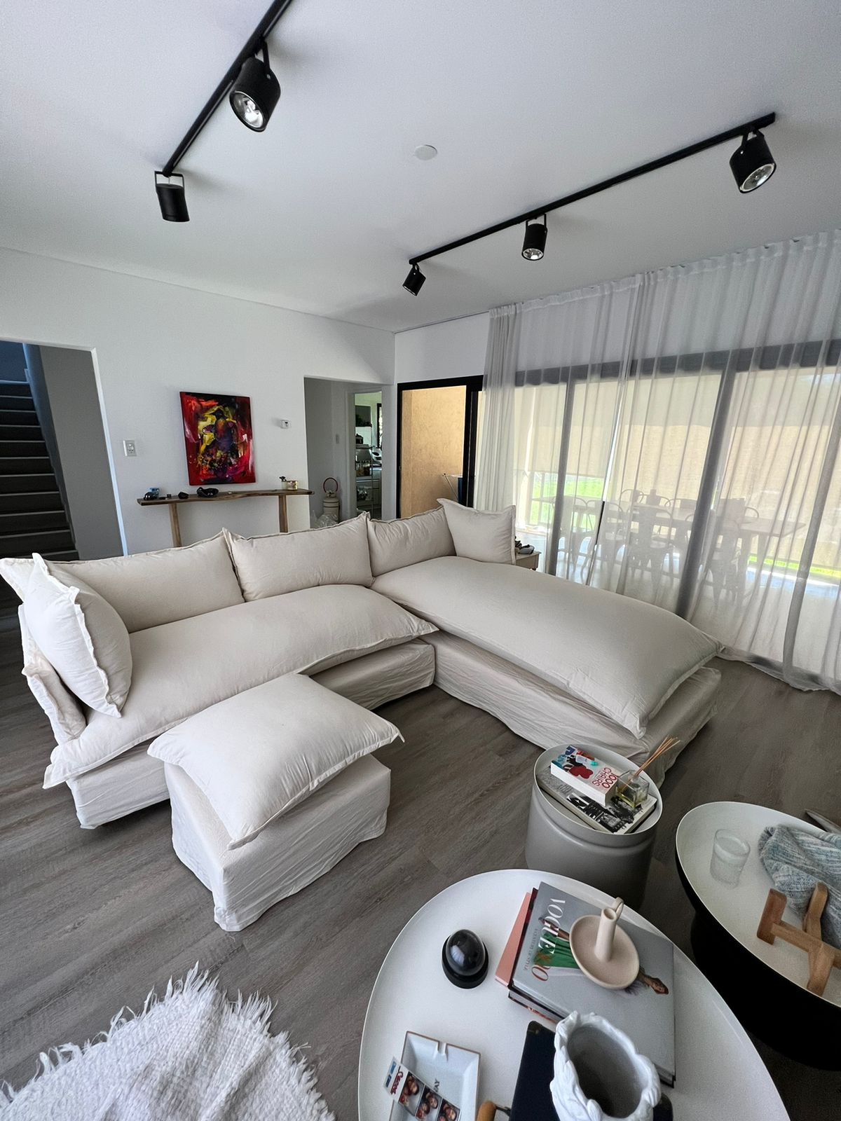 Sillón esquinero de gran tamaño, completamente enfundado en tussor color natural. Su diseño relajado con almohadones sueltos y generosos en respaldo y asiento ofrece máxima comodidad, ideal para ambientes amplios y familiares. La funda de tussor, de textura suave y aspecto desenfadado, aporta un estilo cálido y descontracturado, perfecto para espacios luminosos y modernos.