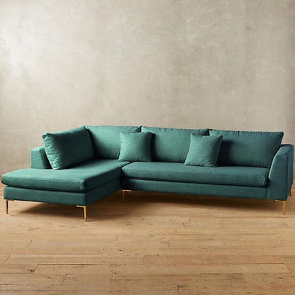 Sofá esquinero Bélgica con patas doradas y diseño moderno; CyberMonday con descuentos y cuotas sin interés.