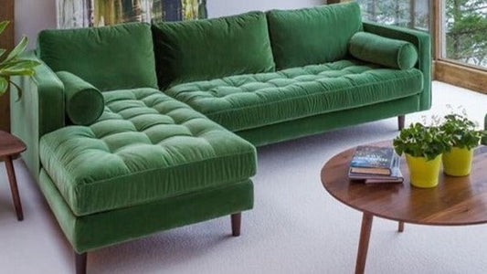 Sofá esquinero Bambú en verde brillante con capitoné y patas de madera, estilo clásico renovado; CyberMonday con descuentos y cuotas sin interés.