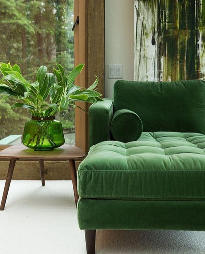 Sofá esquinero Bambú en verde brillante con capitoné y patas de madera, estilo clásico renovado; CyberMonday con descuentos y cuotas sin interés.