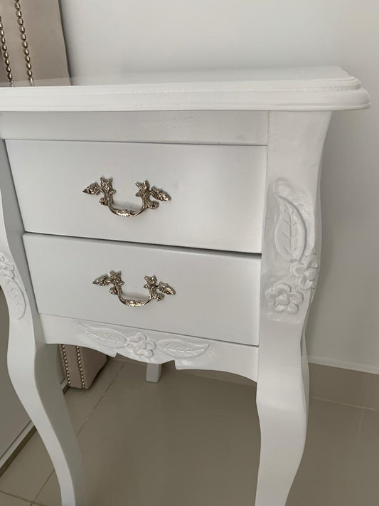 Mesa de Luz Bailarina laqueada blanca con manijas talladas, en el dormitorio del departamento de Caballito