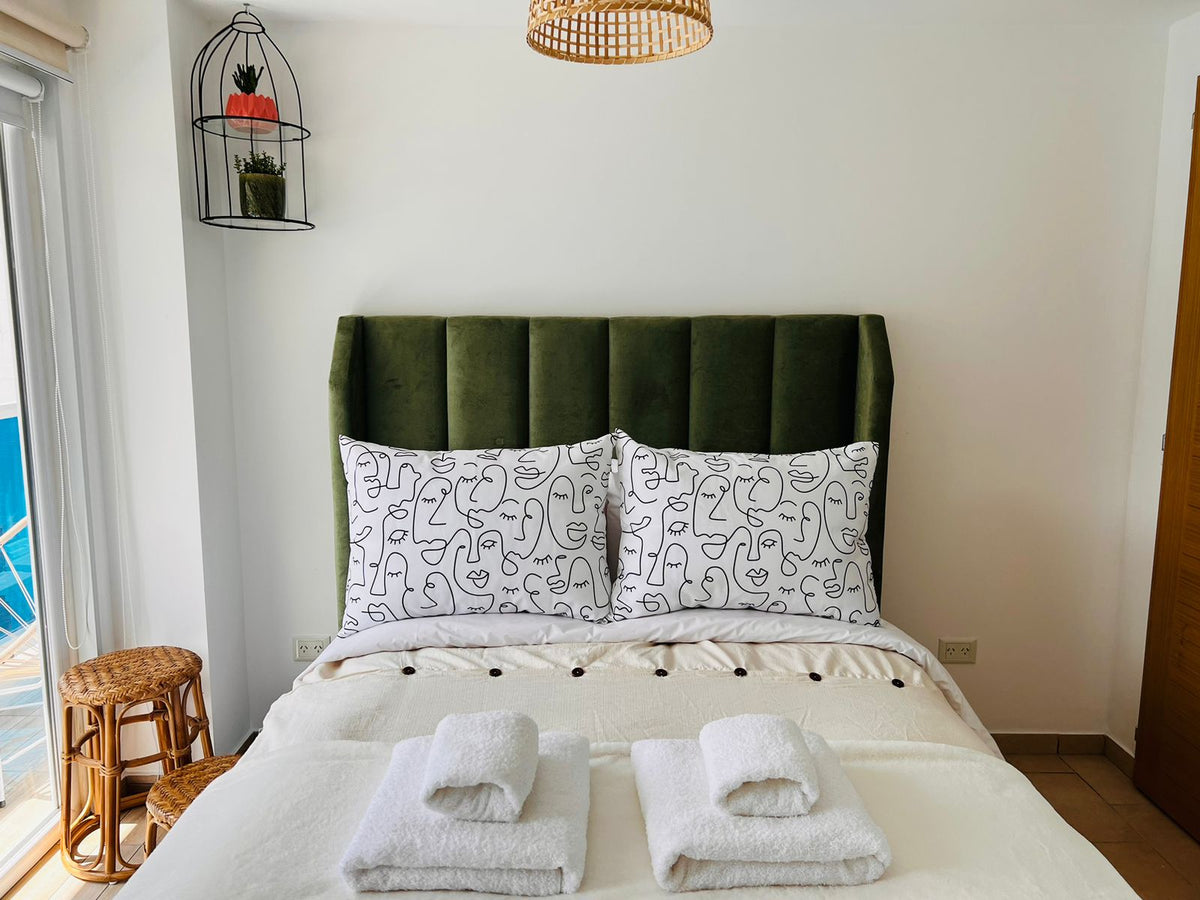 Respaldo de Cama Alpes verde, con franjas verticales y orejas, en un dormitorio Bosque Encantado de Ushuaia