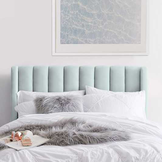Respaldo de Cama Alpes celeste con canales verticales y orejas, con almohadón de pelo gris y acolchado blanco