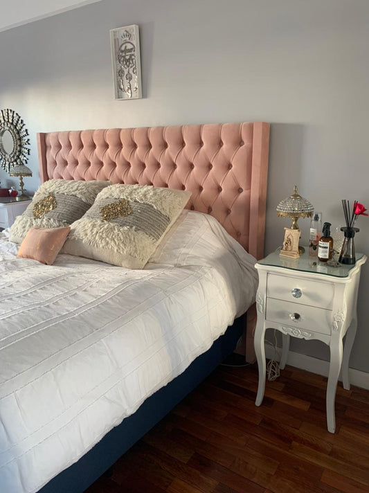 Respaldo Emmy rosa con capitoné en el dormitorio de Camila, con mesa de luz blanca de estilo francés