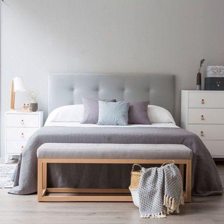 Respaldo de cama modelo Boton con tapizado acolchado y detalle central de botón, diseño elegante y discreto.