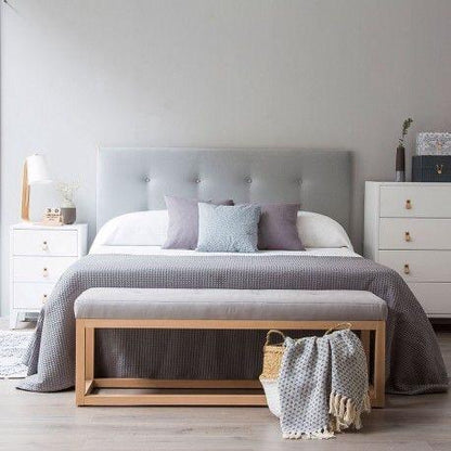 Respaldo de cama modelo Boton con tapizado acolchado y detalle central de botón, diseño elegante y discreto.