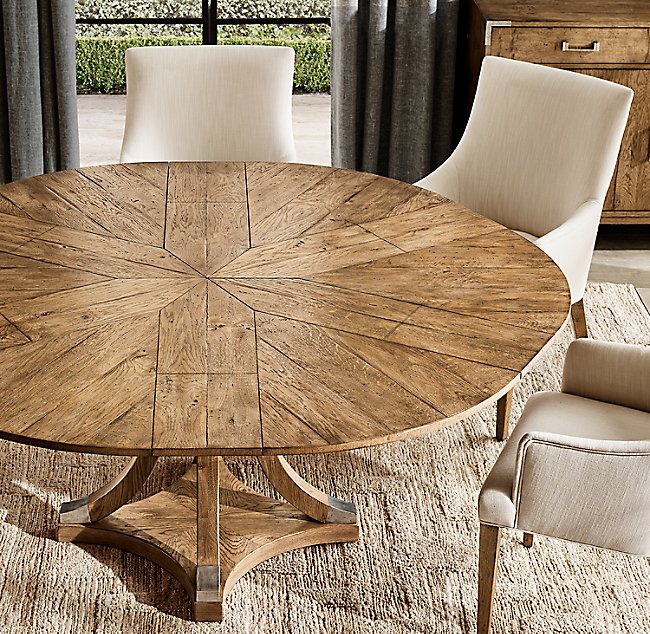 Sillas Amelia crema alrededor de una mesa redonda de madera rústica